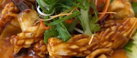 Prato com frango, legumes e molho.