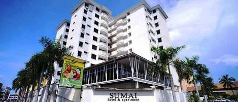 Vista frontal de la propiedad