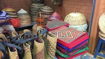 Una exhibición de cestas y bolsas tejidas en distintos tamaños y colores.