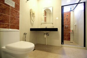 Shower, free toiletries, hair dryer, slippers - Ming Star Hotel (Kuala Terengganu)