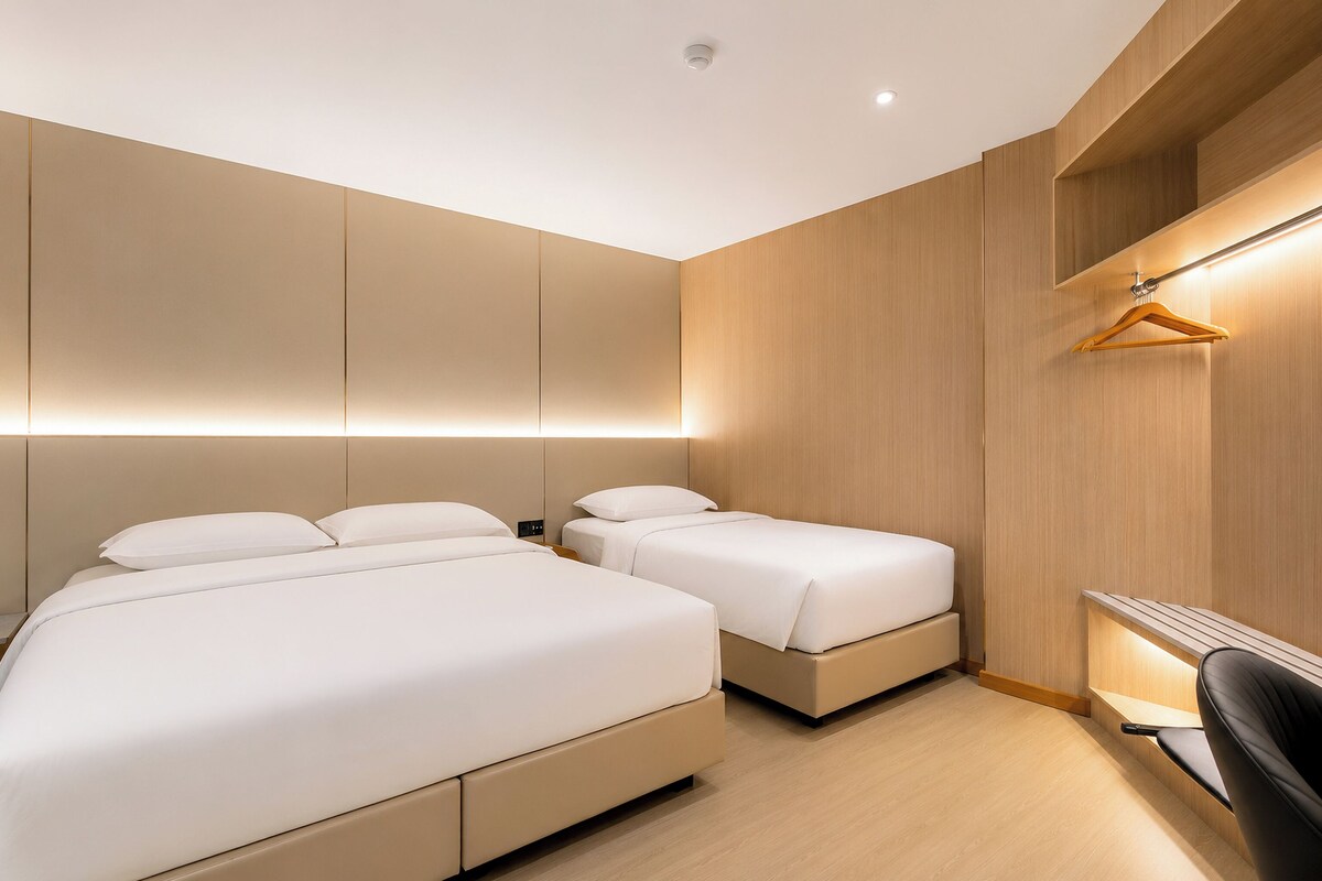 Kamar Triple Basic | Meja kerja, kedap suara, setrika/meja setrika, dan Wi-Fi gratis
