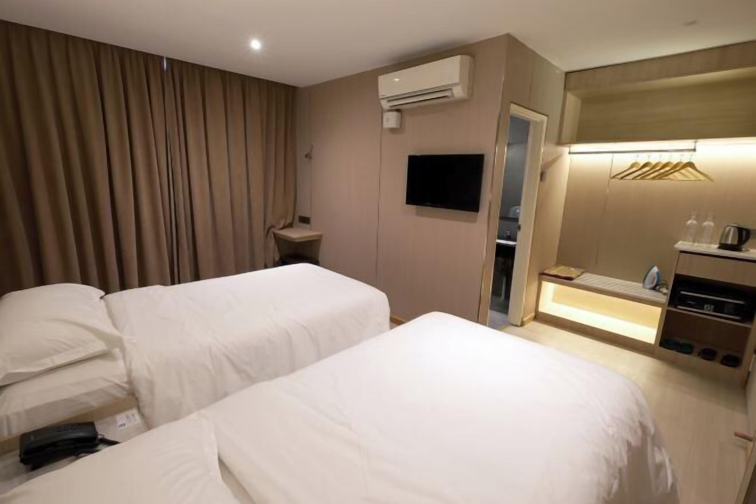 Bureau, chambres insonorisées, fer et planche à repasser, Wi-Fi gratuit