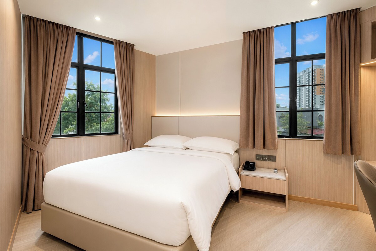 Kamar Double Standar | Meja kerja, kedap suara, setrika/meja setrika, dan Wi-Fi gratis