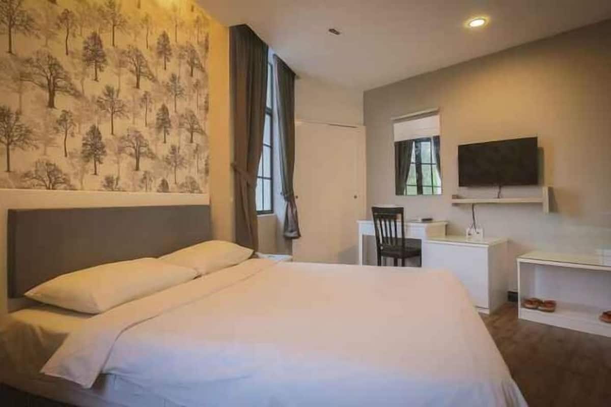 Skrivebord, lydisolert, strykejern/-brett og wi-fi (inkludert)