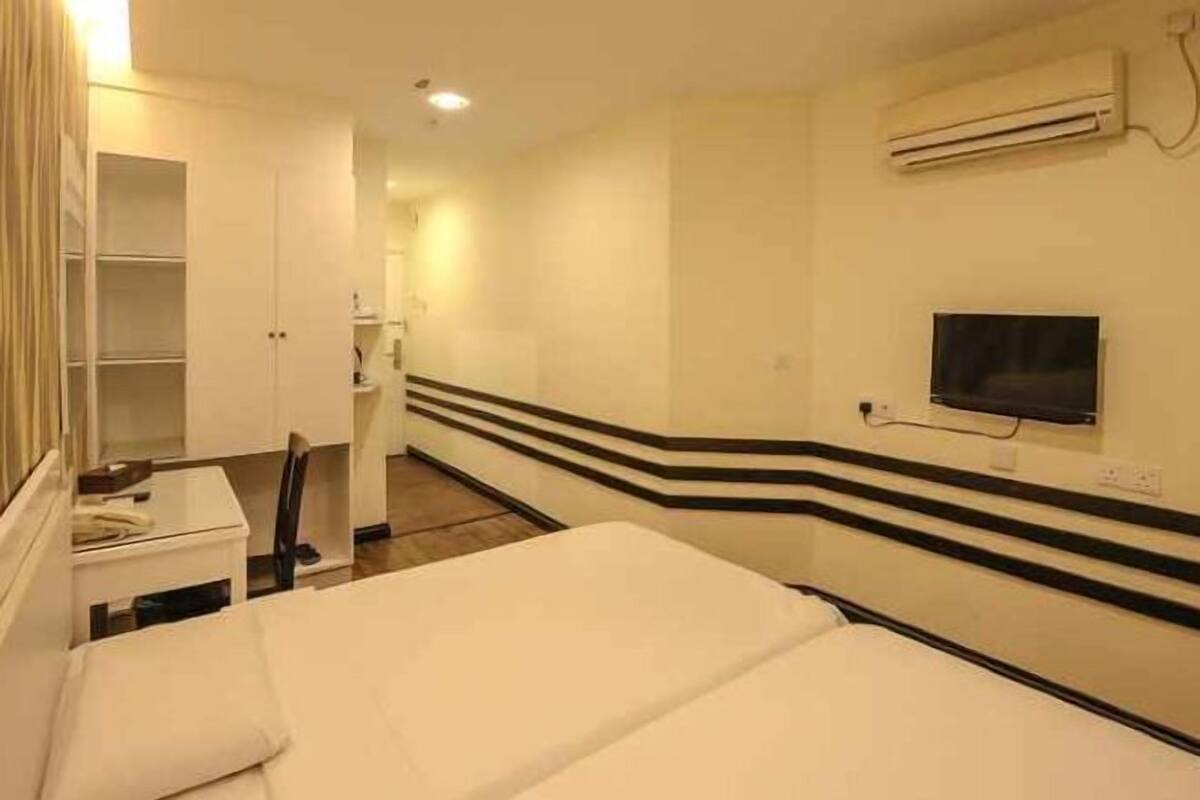 Desk, soundproofing, iron/ironing board, free WiFi