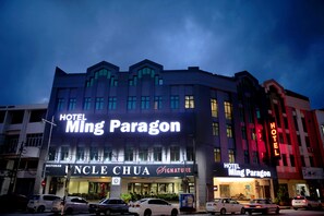Front of property - evening/night - Ming Paragon Hotel (Kuala Terengganu)