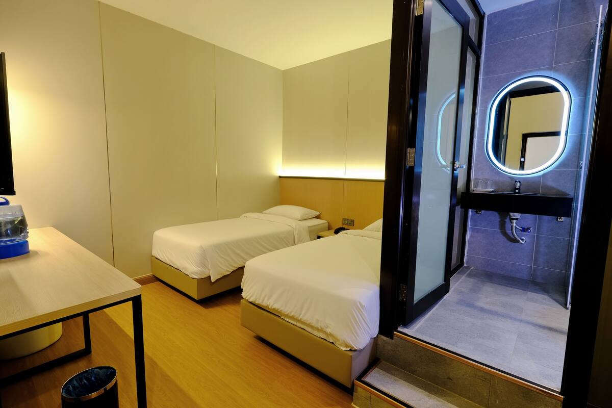 Premium Standard Twin Room | Escritorio, tabla de planchar con plancha, wifi gratis