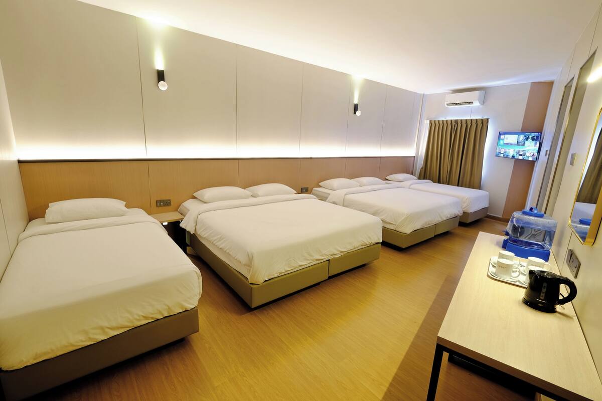 Premium Family Room | Escritorio, tabla de planchar con plancha, wifi gratis