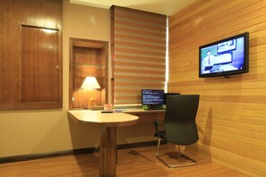 Schreibtisch, Bügeleisen/Bügelbrett, kostenloses WLAN