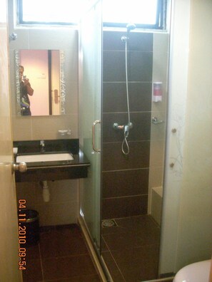 Shower, hair dryer, slippers, towels - The Inn Hotel (Kuala Terengganu)
