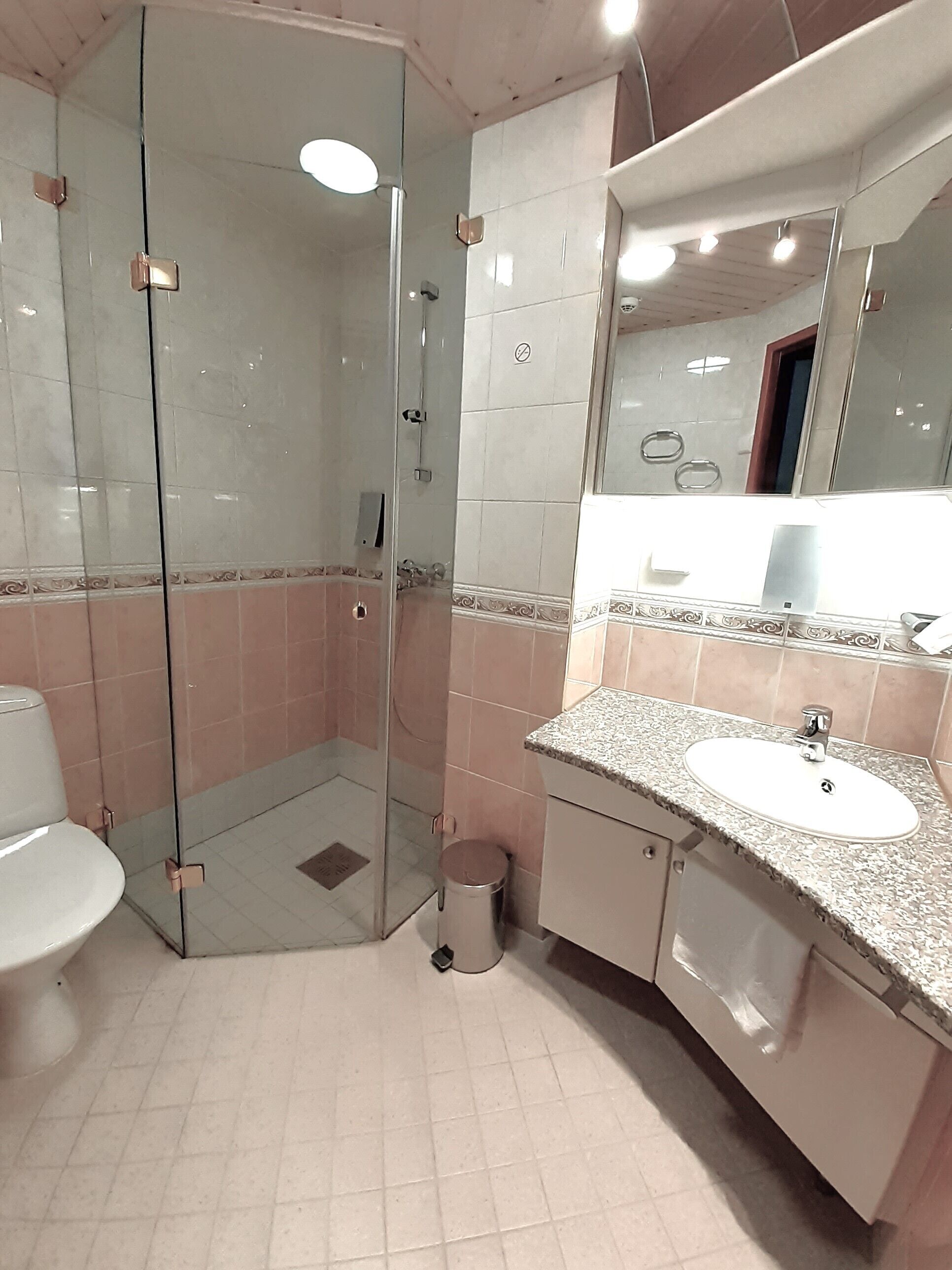 twin room | bathroom | shower, free toiletries, hair dryer, towels