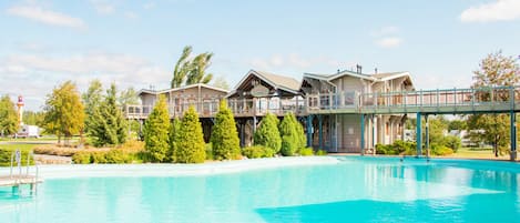 Kauden mukainen ulkouima-allas