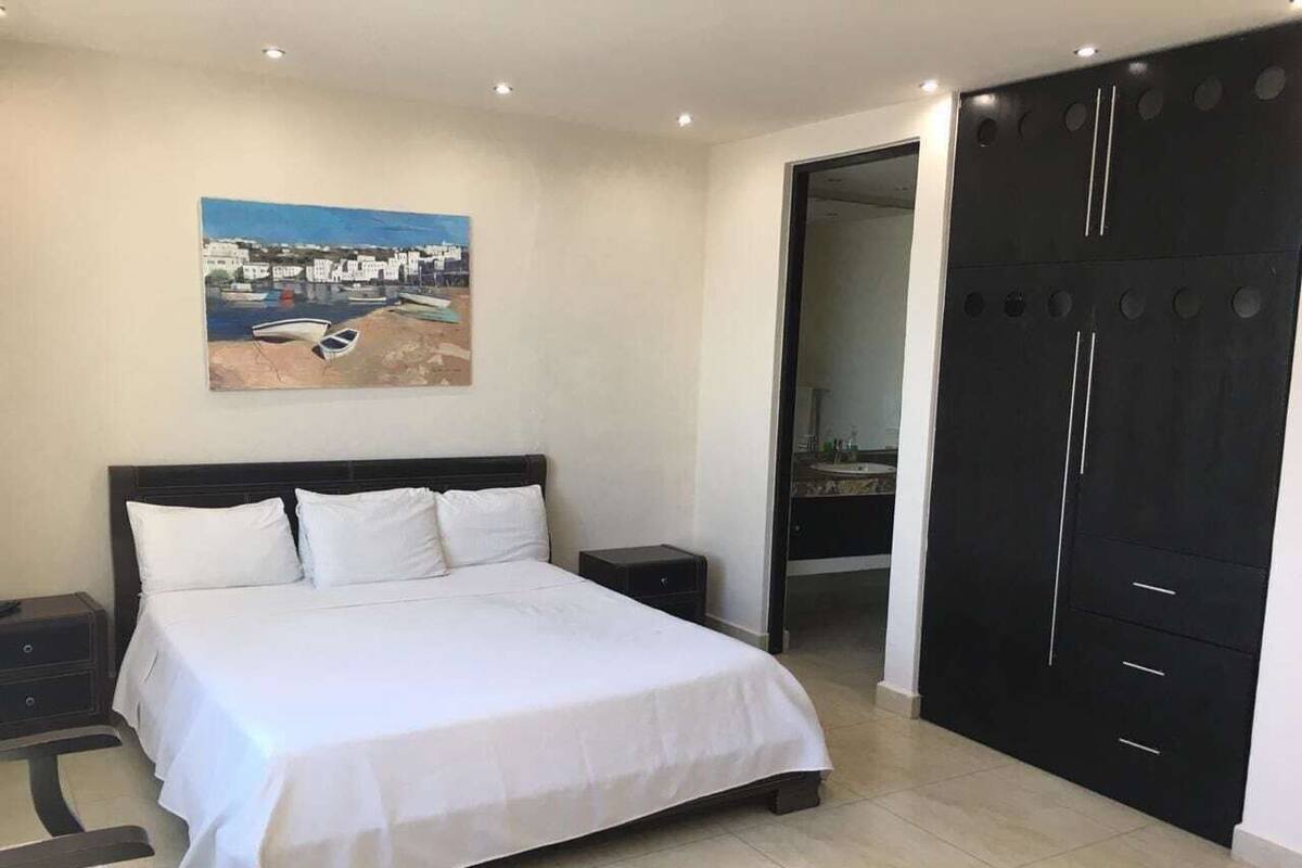 Habitación estándar (1 King Size Bed) | Caja fuerte, sistema de insonorización, tabla de planchar con plancha