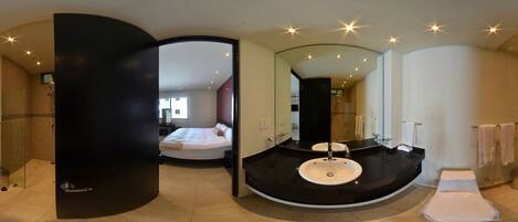 In-room safe, soundproofing, iron/ironing board, free WiFi