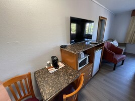 Escritorio, tabla de planchar con plancha, wifi gratis y ropa de cama 