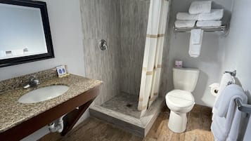 Deluxe-rum - 2 queensize-sängar - icke-rökare | Badrum | Dusch, hårtork och handdukar