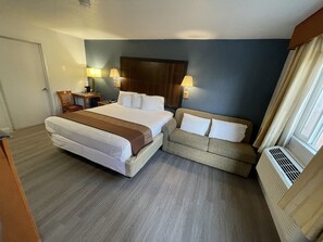 Habitación individual económica, 1 cama de matrimonio grande | Escritorio, tabla de planchar con plancha, wifi gratis y ropa de cama