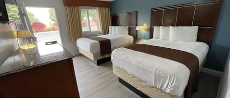 Escritorio, tabla de planchar con plancha, wifi gratis y ropa de cama