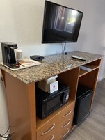 Escritorio, tabla de planchar con plancha, wifi gratis y ropa de cama 