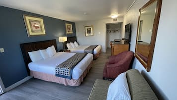 Deluxe-rum - 2 queensize-sängar - icke-rökare | Skrivbord, strykjärn/strykbräda, gratis wi-fi och sängkläder