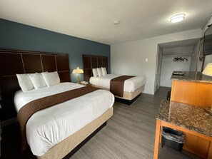 Habitación económica, 2 camas dobles, no fumadores | Escritorio, tabla de planchar con plancha, wifi gratis y ropa de cama