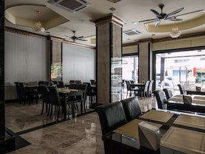 Phục vụ bữa tối 