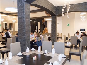 Frühstück, Mittagessen, Abendessen, lokale und internationale Küche