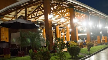 Breakfast, lunch, dinner served; local and international cuisine