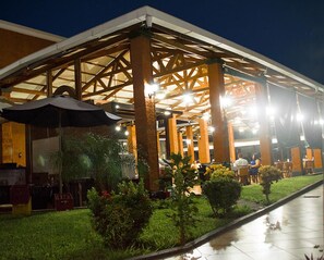 Serveert ontbijt, lunch, diner, lokale en internationale gerechten