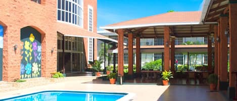 Alberca al aire libre y camastros