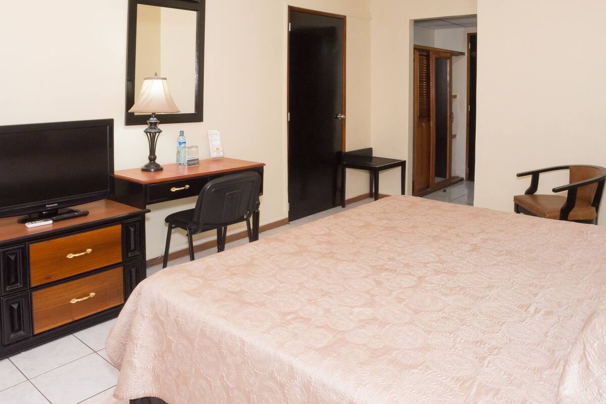 Habitación Doble - 1 o 2 camas | Bàn, giường gấp/giường phụ (phụ phí) 
