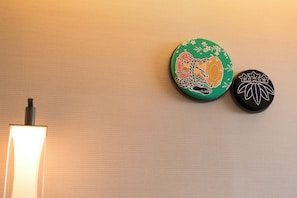 Dos adornos circulares para la pared con motivos animales y florales.