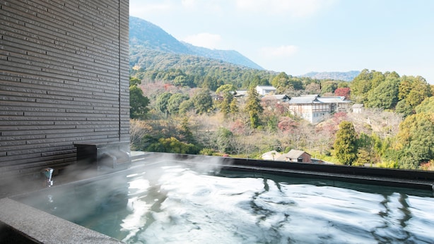 A hot spring area with a view of a mountainous landscape and traditional buildings. - Kotohira Grand Hotel Sakuranosho (Kotohira)