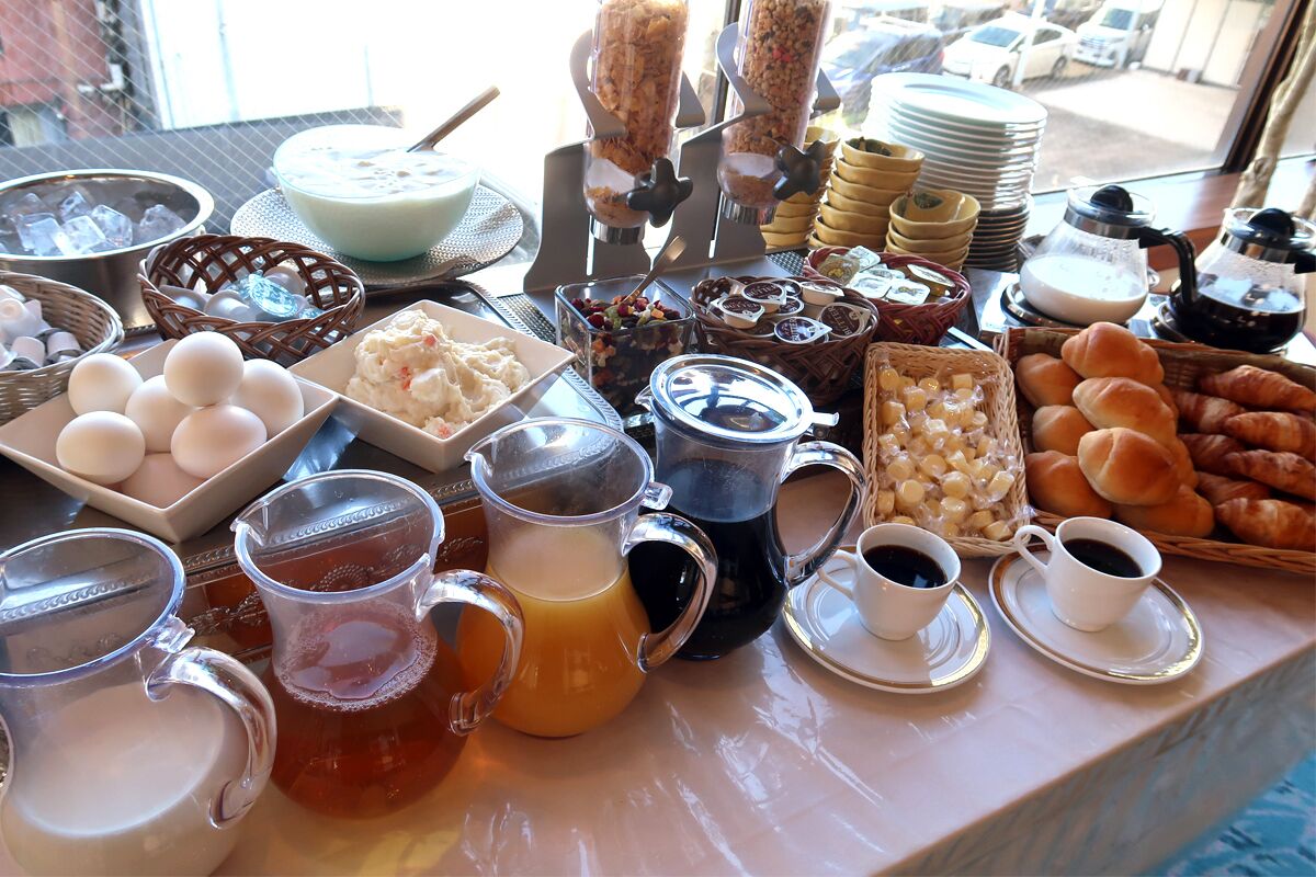 Un buffet de petit-déjeuner proposant une variété d'aliments et de boissons.