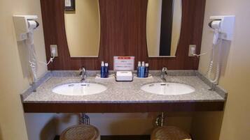 Bañera con ducha, secador de pelo, pantuflas