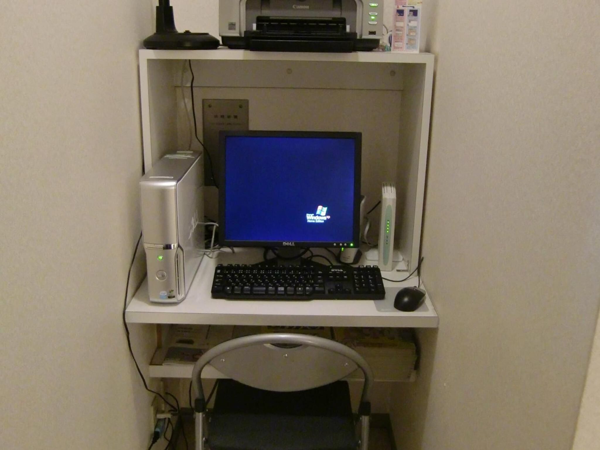 Un escritorio con una computadora de escritorio, teclado, ratón y una silla.
