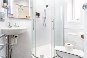 Rear Facing Luxury Single Room | Bathroom | Free toiletries, hair dryer, towels - The Trevone (Llandudno)