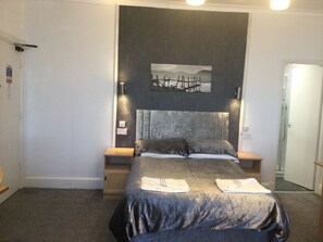 Premium vierpersoonskamer, Meerdere bedden, en-suite badkamer, uitzicht op zee | Extra bedden