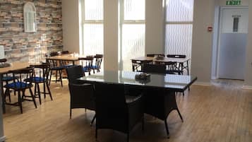 Se ofrece un desayuno inglés todos los días (por un coste adicional)