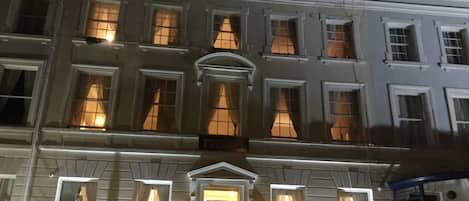 Fassade der Unterkunft – Abend/Nacht