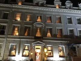 Fachada de la propiedad por la tarde o noche