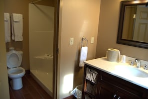 Douche, articles de toilette gratuits, sĂšche-cheveux