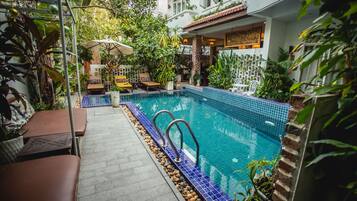 Kolam renang terbuka, payung kolam, kerusi lepak pantai