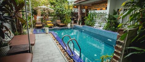 Outdoor pool, pool umbrellas, sun loungers