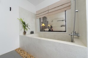 Suite | 1 chambre, minibar, coffre-fort, décor unique