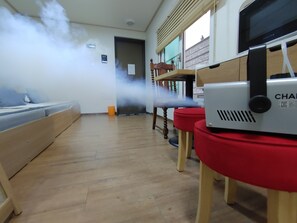 Double Room | Premium bedding, memory-foam beds, soundproofing, free WiFi - KW Hongdae Line Hostel (Seoul)