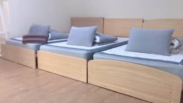 Herbergi fyrir þrjá | Rúmföt af bestu gerð, rúm með memory foam dýnum, hljóðeinangrun