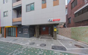 Property entrance - KW Hongdae Line Hostel (Seoul)