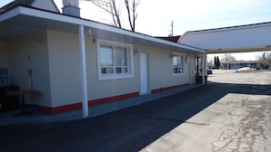 A building with a flat roof, a covered entrance, and a paved driveway. - Star Inn by Elevate Rooms (Niagara Falls)