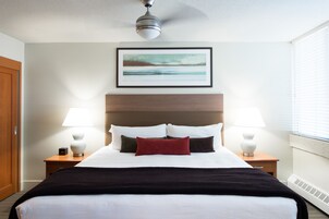 1 habitación, caja de seguridad en la habitación y escritorio